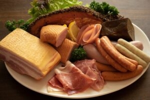 加工肉はどれくらいまで食べてOK？最新の知見を解説します！ - 福岡天神内視鏡クリニックブログ