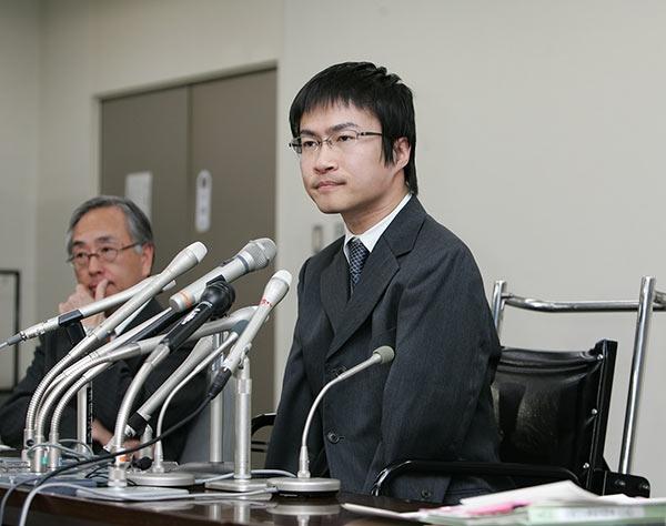 乙武洋匡氏「息子は最低…」実母が“献身15年妻”に謝罪 | 女性自身