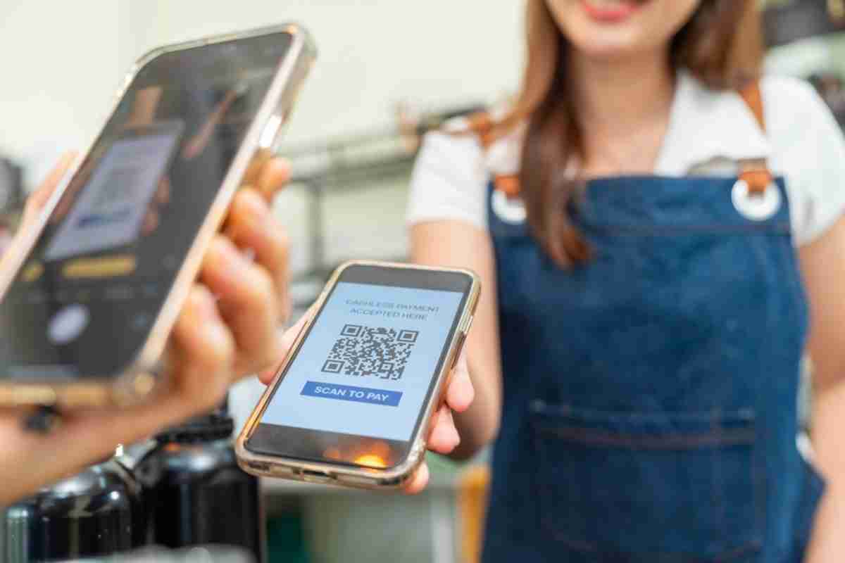 ランチで“QRコード決済”を使おうとしたら、「現金のみです」と言われてビックリ！ 前までは使えていたはずなのに、なぜQRコード決済をやめる店が出てきたのでしょうか？|ファイナンシャルフィールド|﻿キャッシュレス
