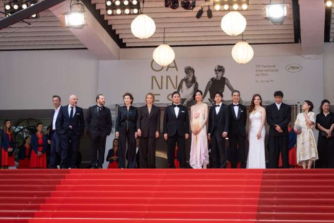 濱口竜介監督『急に具合が悪くなる』カンヌで14分に及ぶスタンディングオベーション（クランクイン！） - Yahoo!ニュース