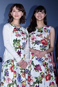 松井玲奈と新川優愛がそろいのワンピ－スで登場　とっさの“チョメチョメ”も「ごめんなさい。古かった」 | Daily News | Billboard JAPAN