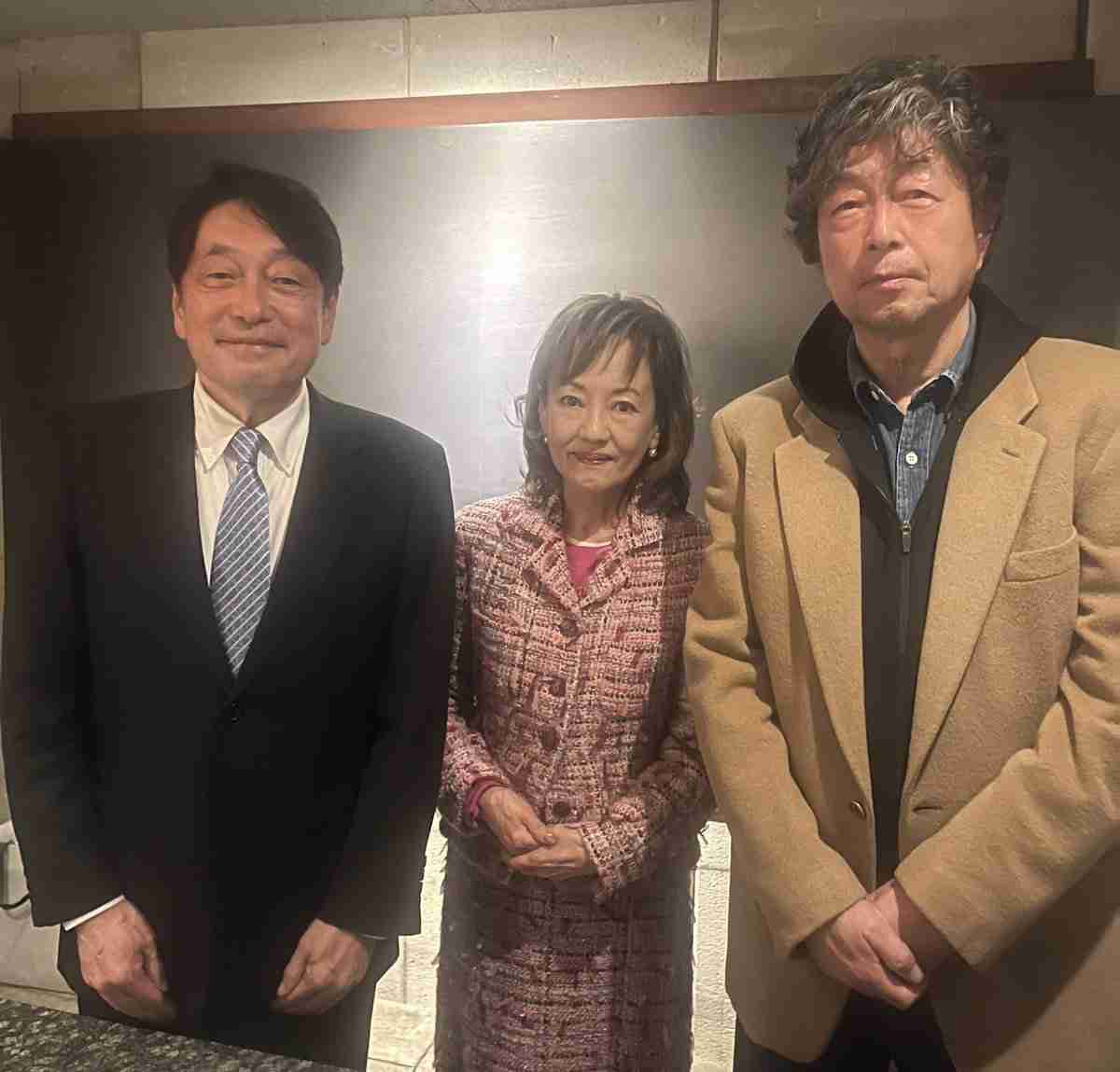 五十嵐淳子さんが亡くなる約1カ月前に撮影された写真あった…夫中村雅俊と同郷の自民議員と3ショット