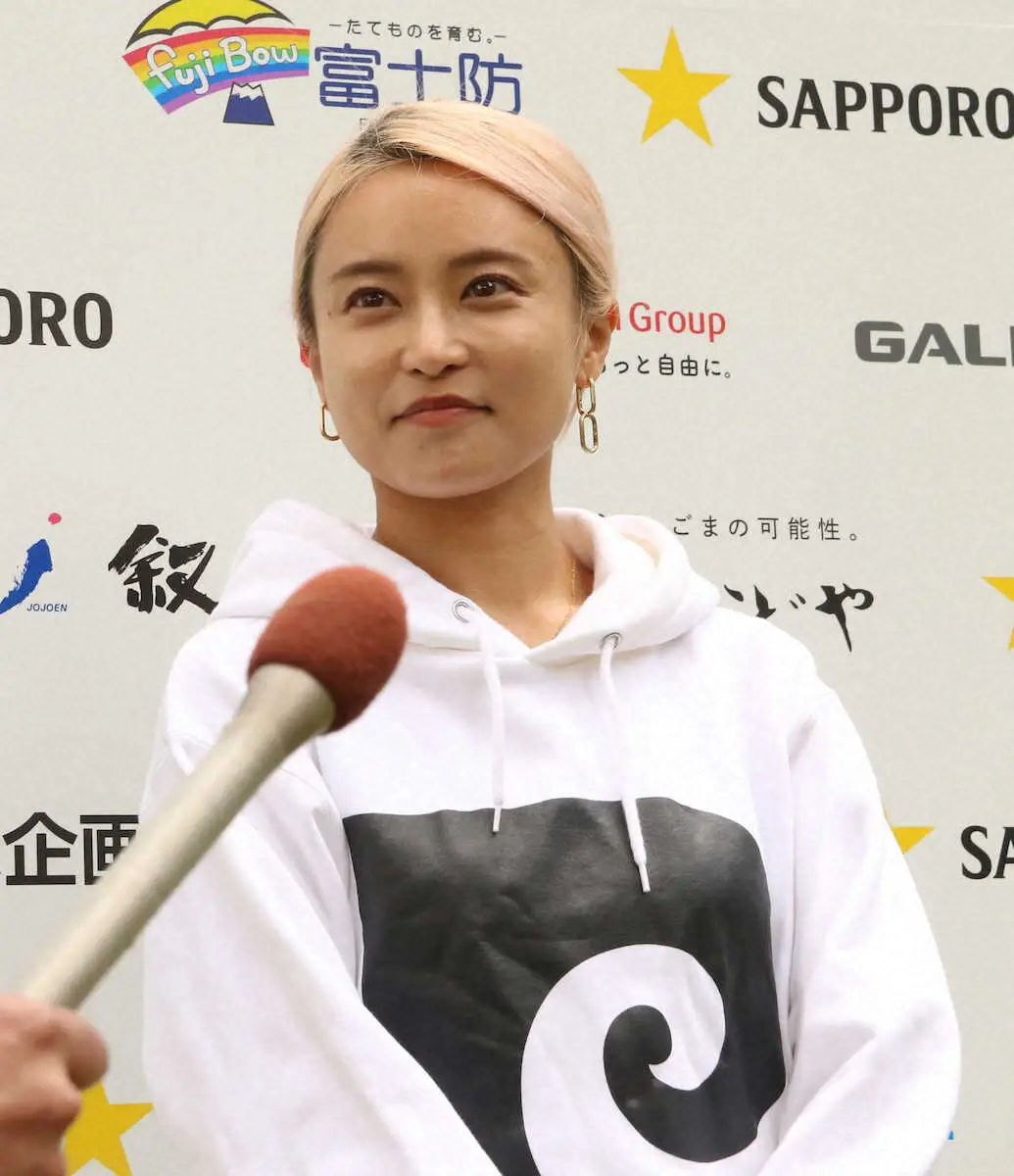 小島瑠璃子「毎日が楽しい」　伝統のゴルフコンペ「叙々苑カップ」で久しぶりの囲み取材　笑顔弾ける - スポニチ Sponichi Annex 芸能