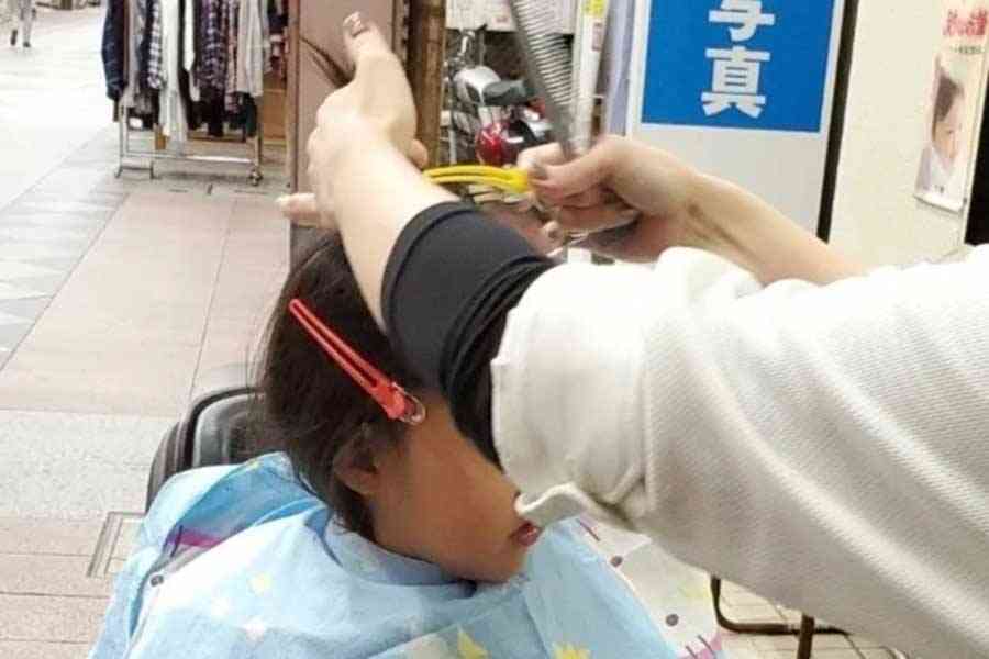 「いつかの結婚式で公開してやる」　3歳娘が美容室デビューで拒否反応→美容師の神対応に称賛殺到　「子育てとはこういうもんですよね」