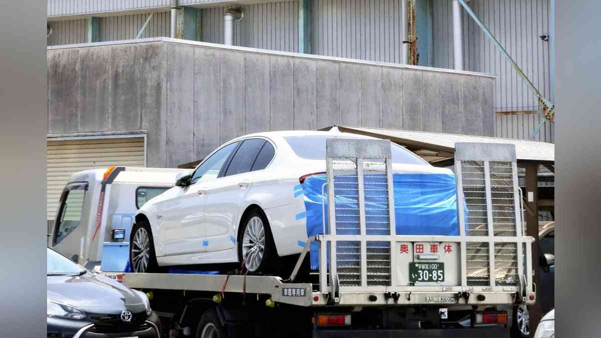 栃木・上三川の強盗殺人で高級外車押収…１６歳容疑者はブルーシートで隠され送検、星柄靴下にサンダル姿 : 読売新聞