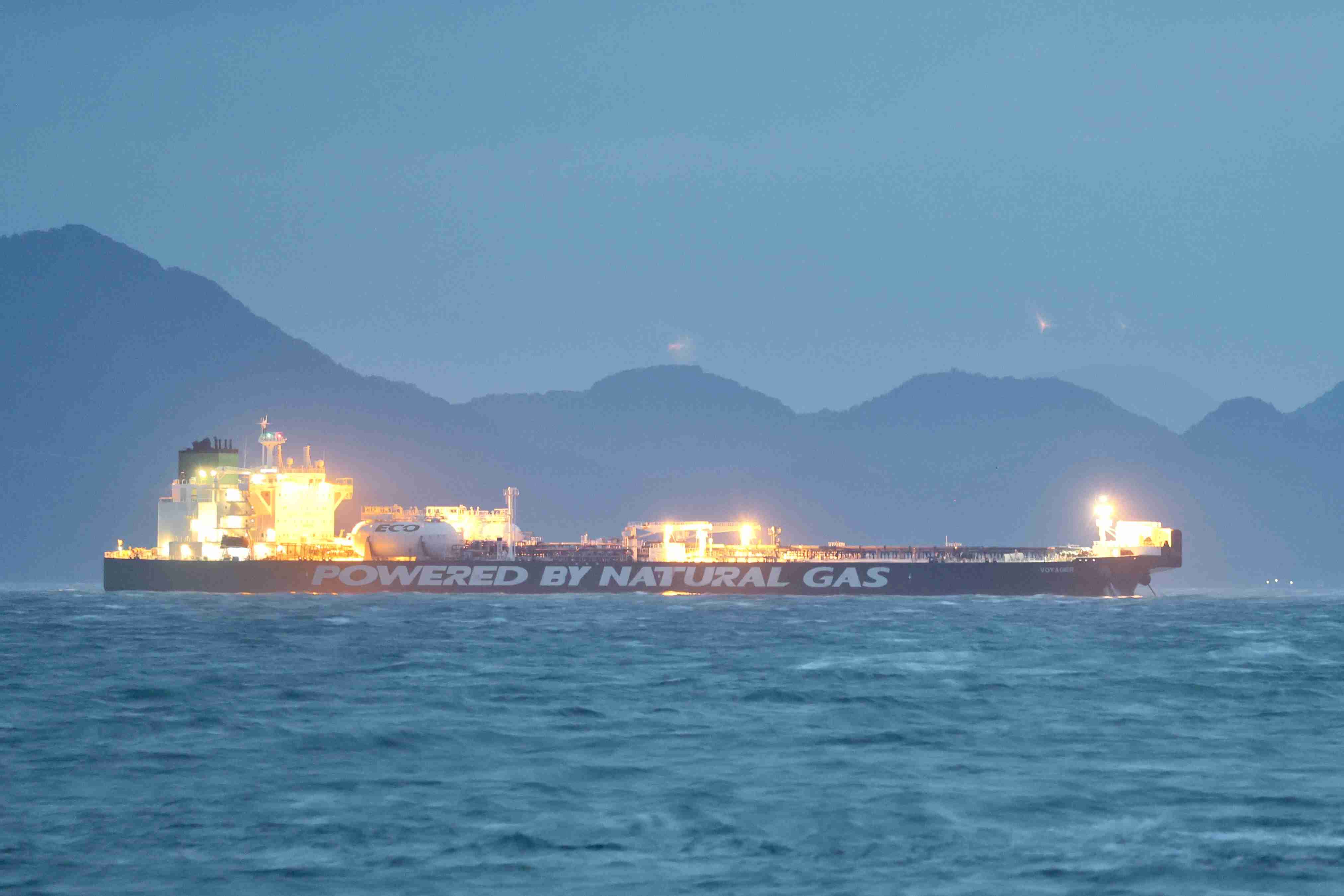 ロシア産原油を載せた制裁タンカーが愛媛沖に到着、まもなく接岸 　太陽石油が受け入れへ