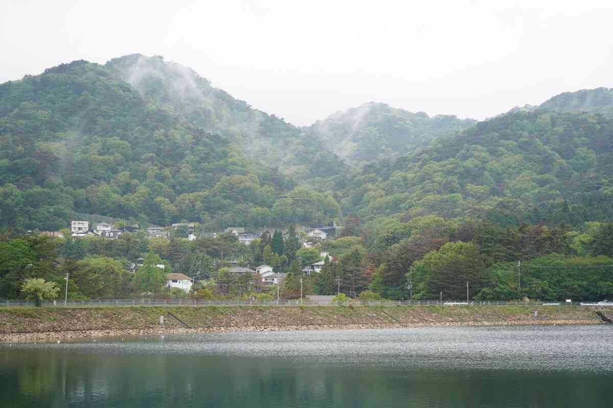 六甲山の中腹に「東洋のジュネーヴ」？ 有料道路でしか行けない高級住宅街「奥池地区」に行ってみた ｜楽待新聞