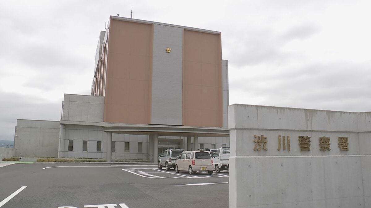 同居する女性宅の玄関内に9Lの灯油をまいて火をつけようとした疑いで渋川市役所職員の男を現行犯逮捕　現場にはライターも　男は容疑を一部否認　群馬・渋川市 | TBS NEWS DIG
