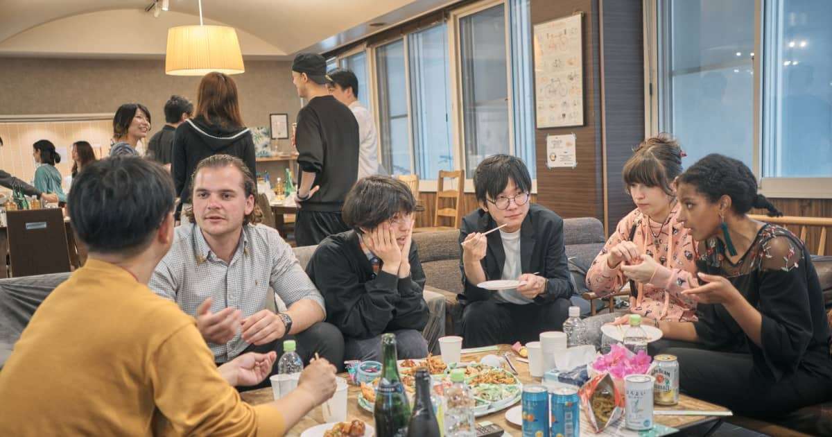 「帰れば誰かがいる」40代でシェアハウス急増！離婚や子育て後…中高年を救う“寂しくない”最新事情 | FRIDAYデジタル