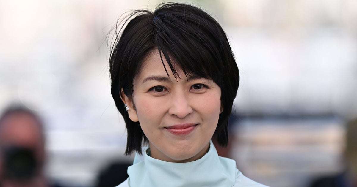 松たか子、カンヌ映画祭のドレス姿が素敵。「オールバック似合いすぎ」「胸元開いたドレスなのに上品でかっこいい」 | ハフポスト アートとカルチャー