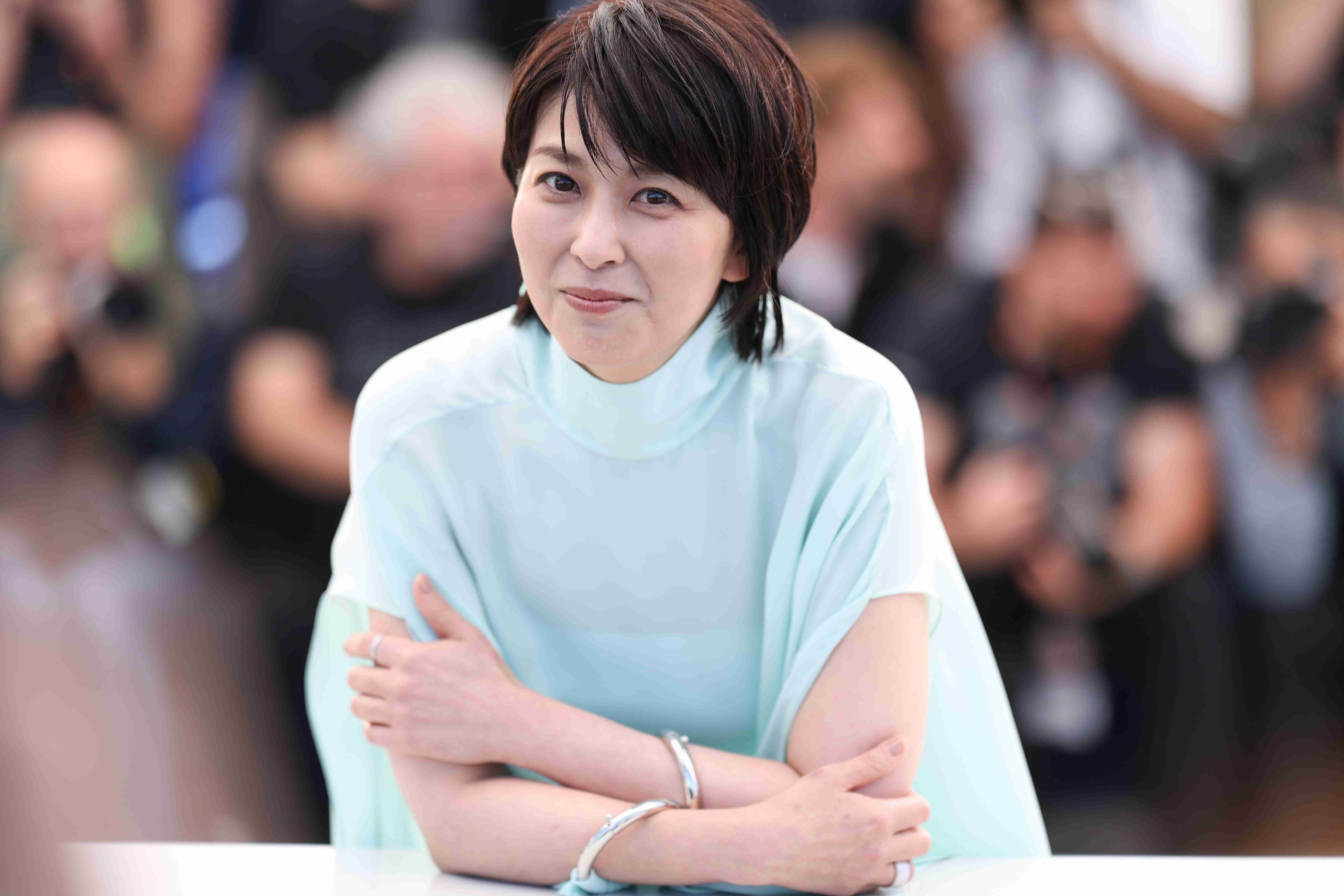 松たか子、カンヌ映画祭のドレス姿が素敵。「オールバック似合いすぎ」「胸元開いたドレスなのに上品でかっこいい」