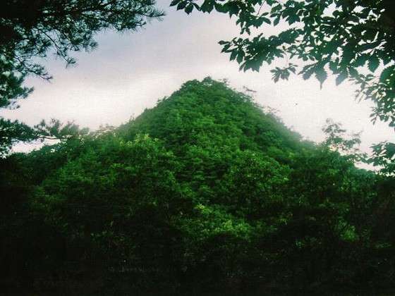 「太古日本のピラミッド」 葦嶽山・鬼叫山にそよぐ風に、常識を疑う目に触れる - 山と溪谷オンライン