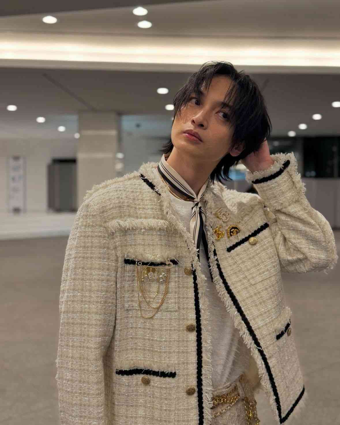 「授業参観のオカンみたい」？　男性アイドルたちの 《ツイードジャケット》 衣装が話題　 「王子さま過ぎる」「PTAかな」 …受け止めさまざま