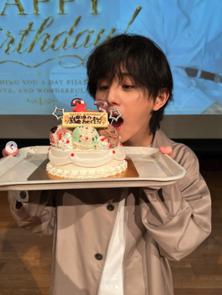 山田涼介、33歳の誕生日ケーキショットが衝撃 あまりの若さに「現役大学生いける」「何しても可愛い」