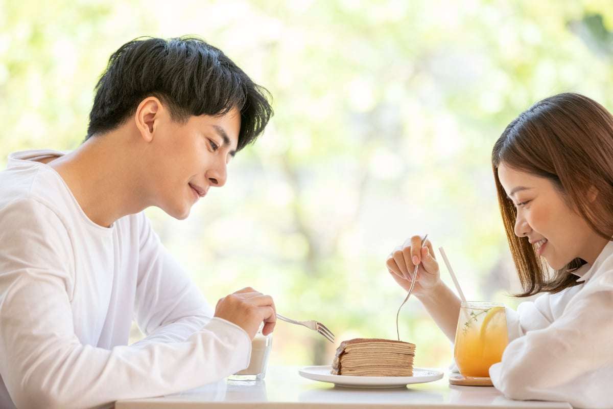 【婚活】カフェでケーキを“半分こ”したら交際終了…42歳男性が落ちた“価値観の違い”の落とし穴 | オトナンサー