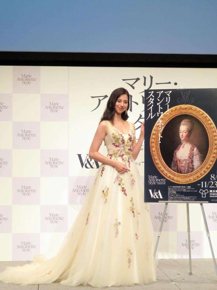 こんなに似合う人いる?!中条あやみのお姫様ドレスが「本物」すぎて尊い…報道陣も感嘆、マリー・アントワネットをイメージ