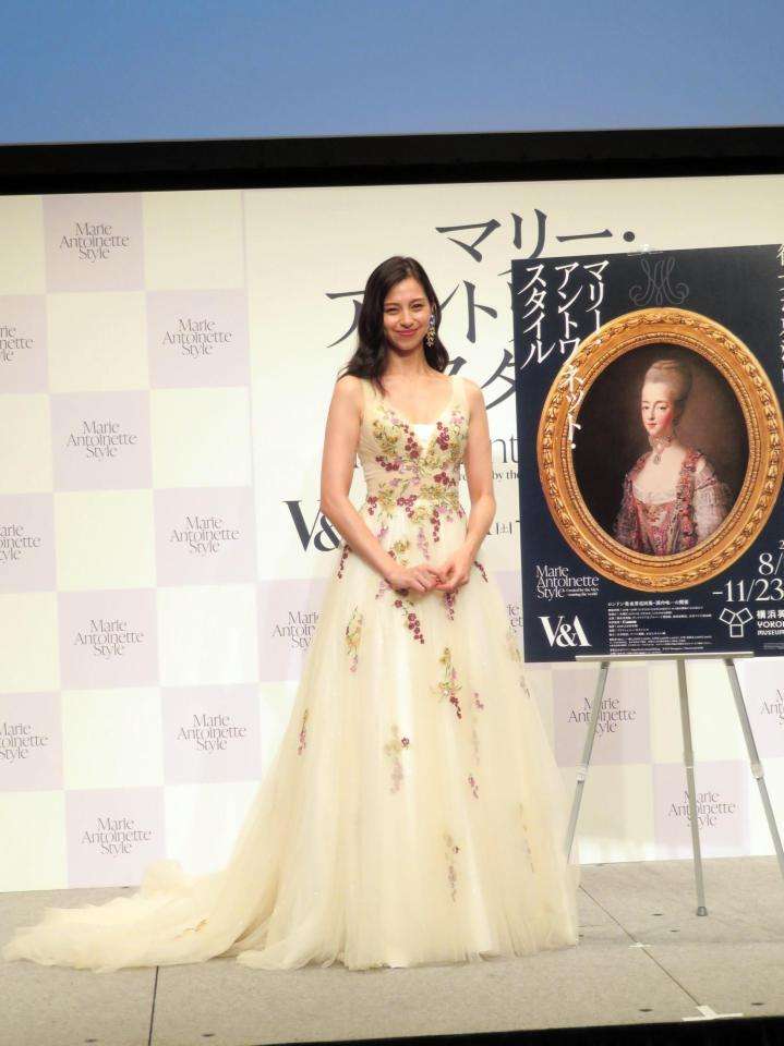 こんなに似合う人いる?!中条あやみのお姫様ドレスが「本物」すぎて尊い…報道陣も感嘆、マリー・アントワネットをイメージ