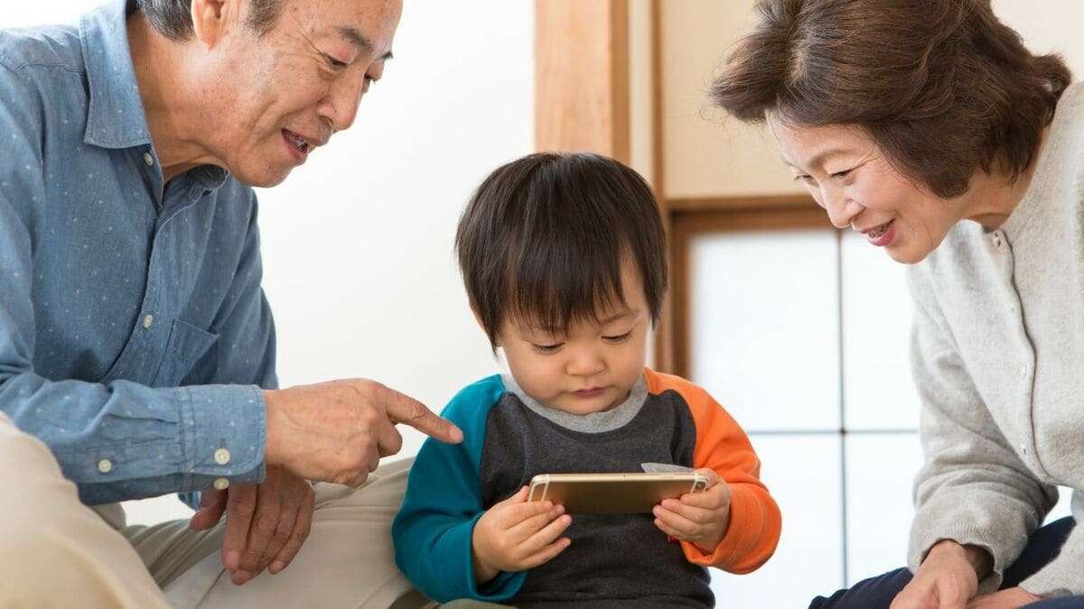 「私だって人間だもの」…年金月21万円・68歳主婦が直面する“平等なおばあちゃん”の限界。愛嬌ある子には思わず財布が緩むも「孫差別と責めないで」