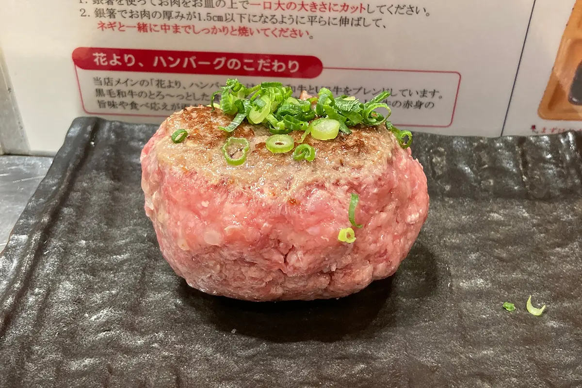 《レア状態で提供》“客が焼く”スタイルのハンバーグ店で食中毒…営業禁止処分明けに訪れた客は「店員から火を通すようしっかり指示が」