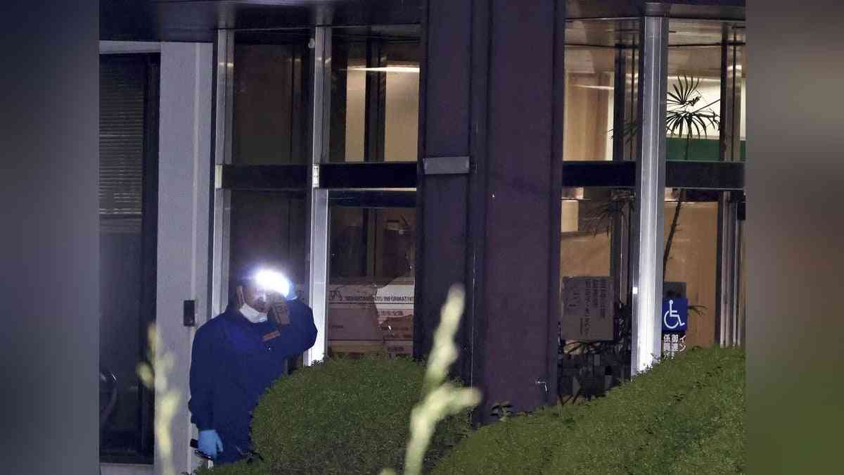 長野県警:警察署に鉄パイプでガラス割り押し入った容疑、17歳と18歳逮捕…拳銃構えて警告し取り押さえる : 読売新聞