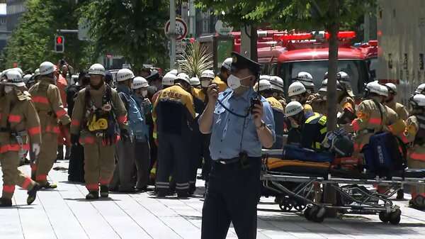 銀座で異臭騒ぎ　16人が喉の痛みなど訴えるも軽症か　何者かが“スプレー”吹きかけ　上下黒っぽい服装の人物が新橋方向へ逃走｜FNNプライムオンライン