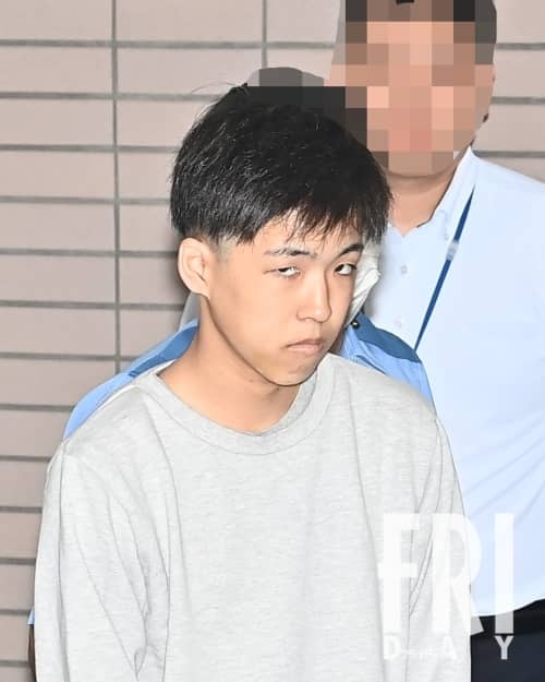 「止まれ、撃つぞ！」警察官が発砲…世田谷区の住宅街で繰り広げられた“大捕物”の一部始終（FRIDAY） - Yahoo!ニュース