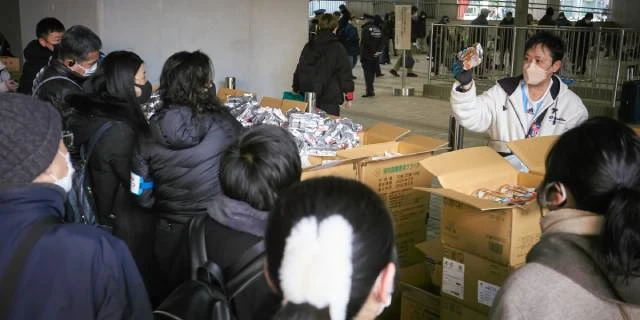 都庁前の食品配布に900人超、「1日1食」で耐える困窮者も…“物価高”深刻な状況続く中、年末年始「炊き出し」各地で実施