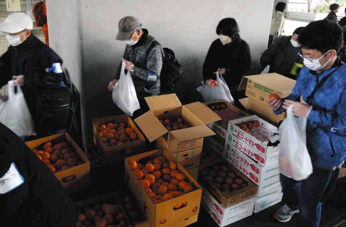 都庁前の食品配布会に並ぶ人がついに1000人を超え…「その日暮らすだけで精いっぱい」利用者の悲痛な声