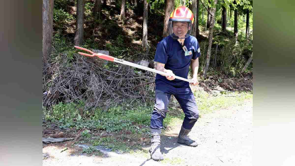 クマに襲われ木の棒で命拾いした男性、開発した「クマ撃退用ポール」に注文殺到…青森県警も導入 : 読売新聞