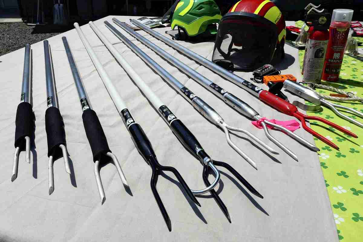 クマに襲われ木の棒で命拾いした男性、開発した「クマ撃退用ポール」に注文殺到…青森県警も導入