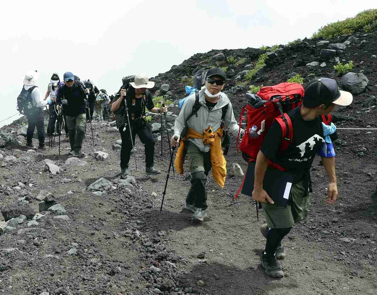富士登山「安全」「親しみ」両立模索…弾丸登山ほぼなくなる・親子連れ減少で子ども料金設定に向け調査