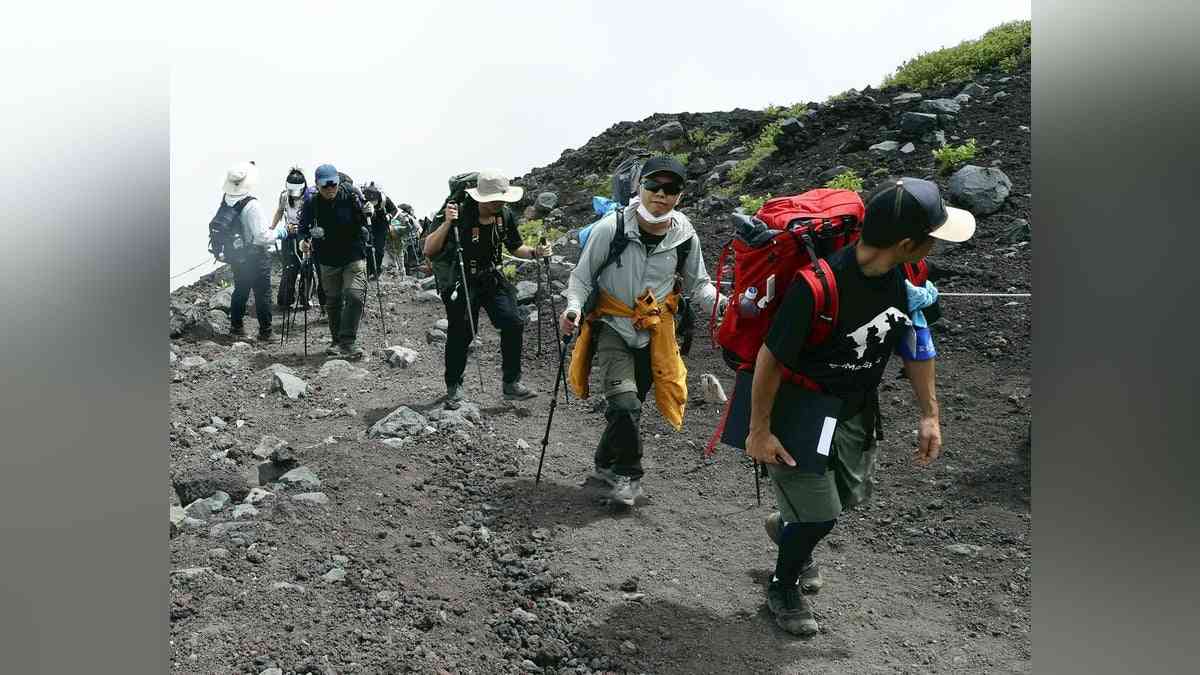 富士登山「安全」「親しみ」両立模索…弾丸登山ほぼなくなる・親子連れ減少で子ども料金設定に向け調査 : 読売新聞