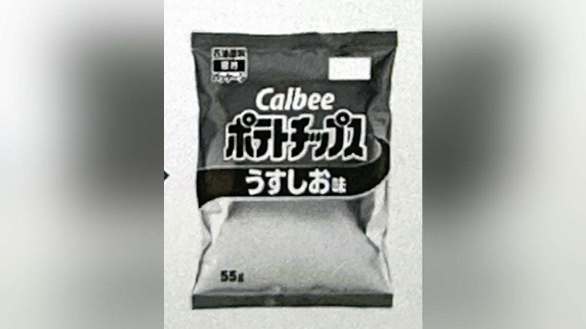 ナフサ不足、ポテチの袋を白黒にする…カルビーが方針 : 読売新聞