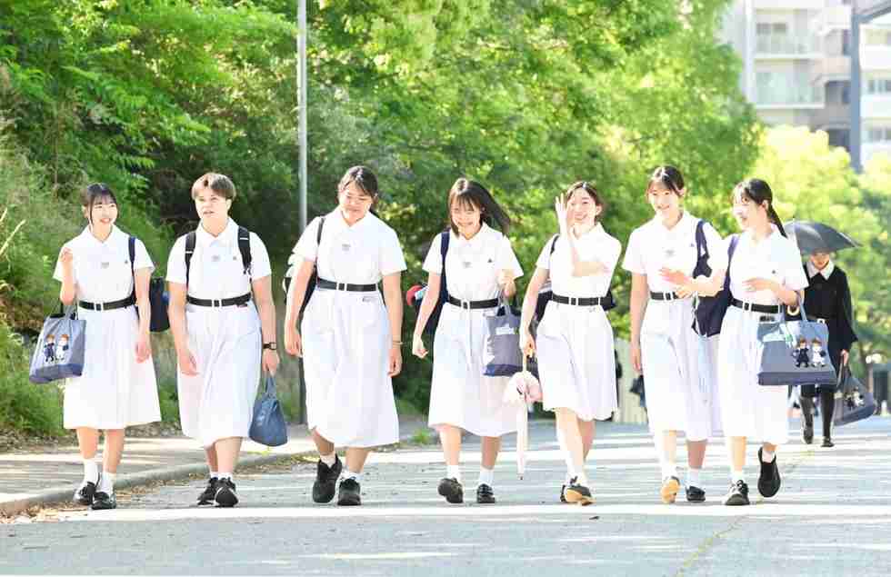 初夏の風物詩も様変わり　松蔭中高、共学化初の夏服に衣替え　伝統の白いワンピースにスラックス姿も