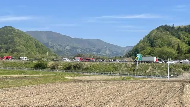 磐越道でマイクロバス絡む事故 1人死亡　少なくとも26人がけが