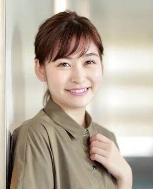 「もう好感度は捨てて着たい服を着てます」元日テレ・岩田絵里奈アナ、ゲスト出演番組衣装が「スッケスケ」…「人生最高レストラン」 - スポーツ報知
