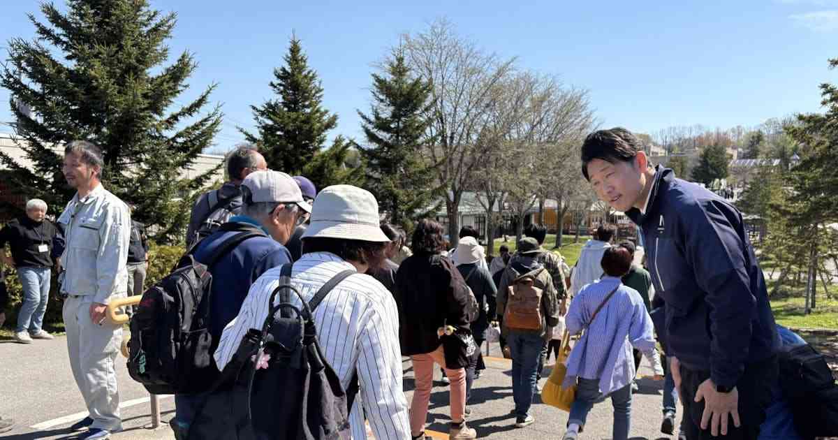 旭山動物園、2日遅れで夏季営業開始　100人以上が列 - 日本経済新聞