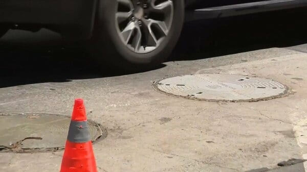 車降りた女性がマンホールに転落し死亡　蓋が大型トラック通過で外れたか「まれに起こりうる事」　アメリカ・ニューヨーク｜FNNプライムオンライン