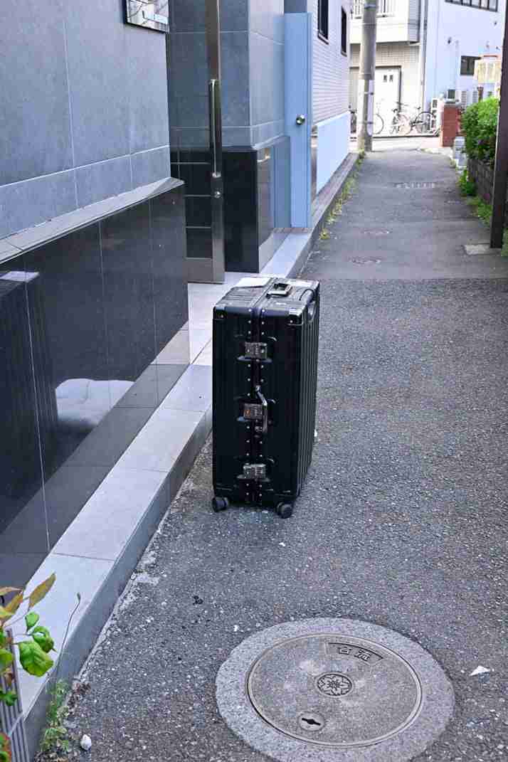 池袋で「スーツケース大量投棄」のナゾ　犯人は誰なのか…　住民は「1個や2個じゃない。知らぬ間に出てくる」
