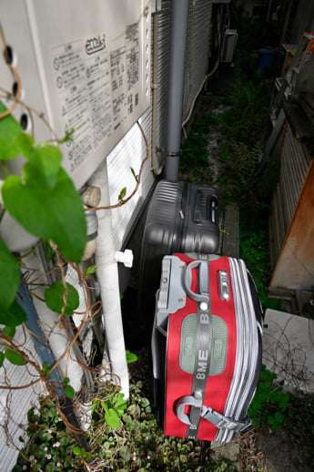 池袋で「スーツケース大量投棄」のナゾ　犯人は誰なのか…　住民は「1個や2個じゃない。知らぬ間に出てくる」