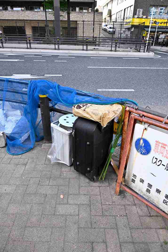 池袋で「スーツケース大量投棄」のナゾ　犯人は誰なのか…　住民は「1個や2個じゃない。知らぬ間に出てくる」