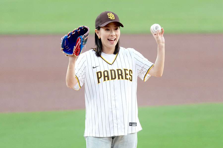 卓球・石川佳純がパドレス―ドジャース戦の始球式に登場！「まさかメジャーで…」ノーバウンド投球に歓声