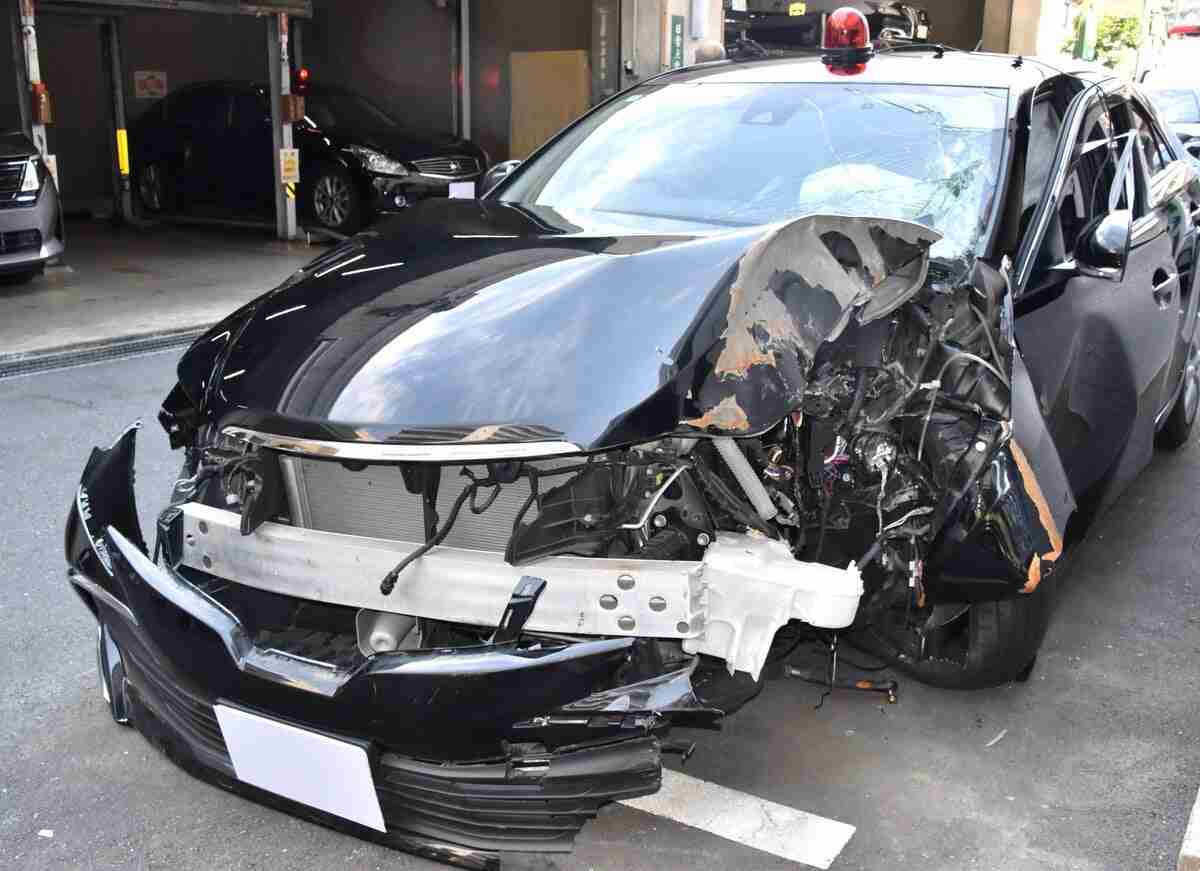 「緊急車両通行します」とサイレン鳴らしながら走行…覆面パトカーに似せた違法改造車で飲酒運転し電柱に衝突した疑い