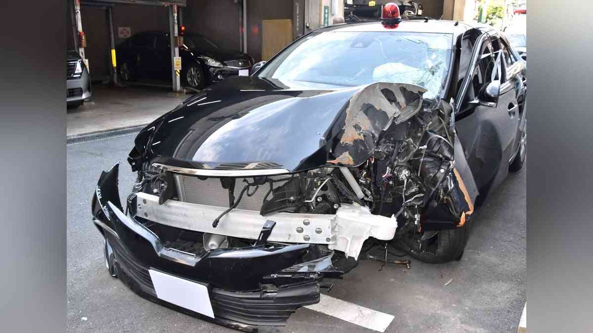 「緊急車両通行します」とサイレン鳴らしながら走行…覆面パトカーに似せた違法改造車で飲酒運転し電柱に衝突した疑い : 読売新聞