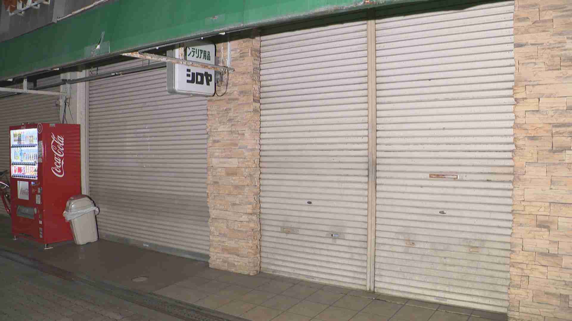 スーパーで男性刺される 包丁所持したまま現場付近にいた男を殺人未遂疑いで現行犯逮捕