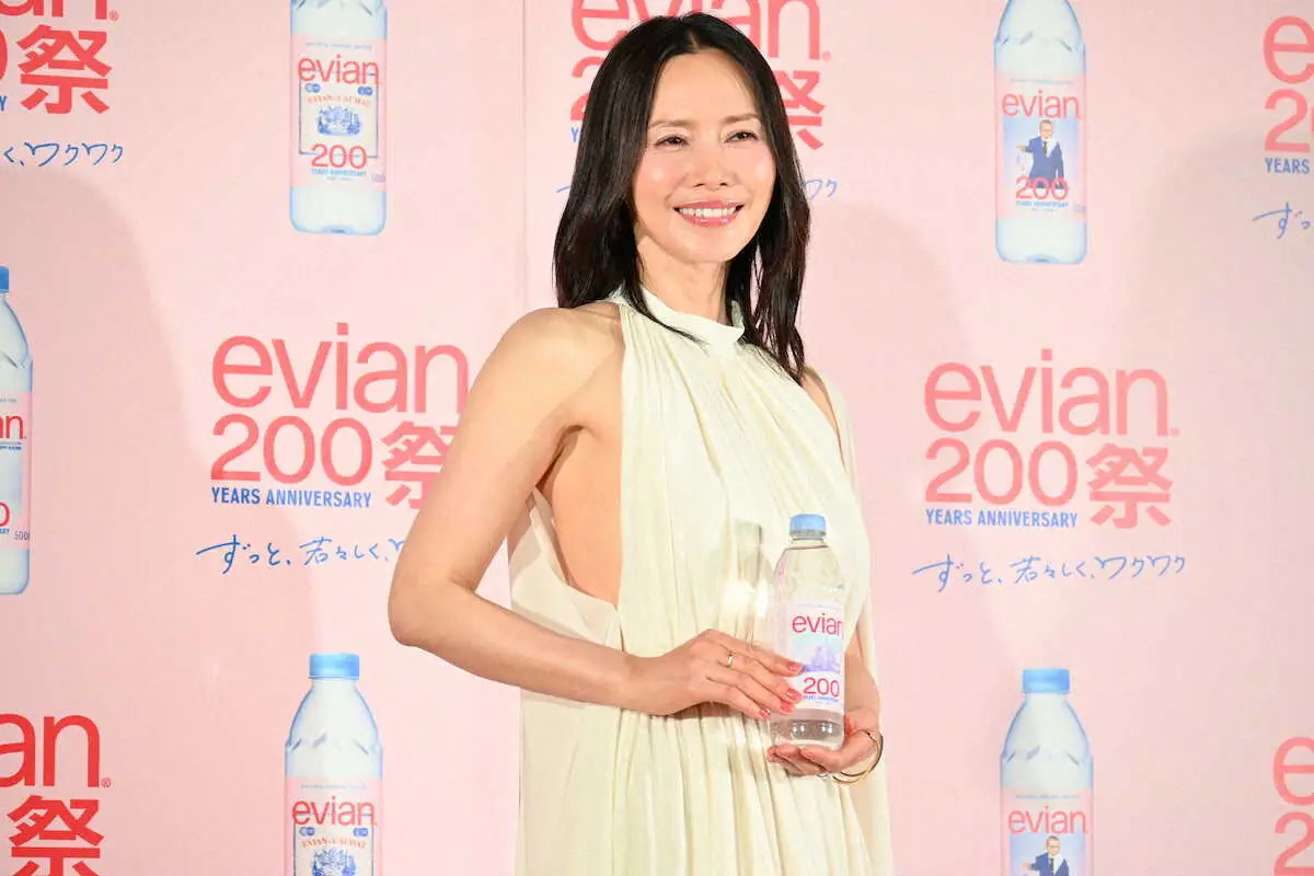 中谷美紀 美の秘訣は「水は毎日2リットル」 水の精をイメージしたドレスで登壇