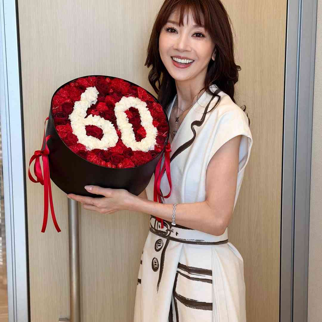 奇跡のアラ還・君島十和子がついに“還暦”、真っ赤なワンピース姿披露「異次元な美しさに釘付けです」