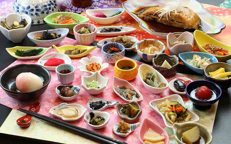 小さな贅沢がたくさん…2026年トレンドグルメ「豆皿定食」ナゼ人気？