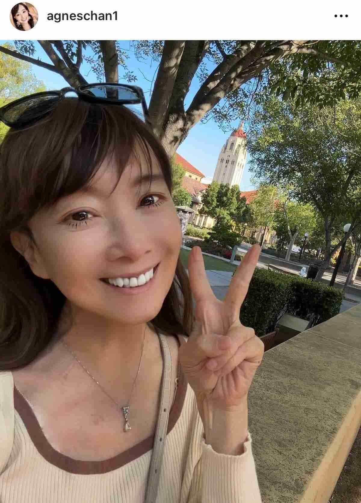 アグネス・チャン70歳、ショーパン姿で母校を訪問　変わらぬ美貌に反響...「若々しくて美しい」「学生みたい」