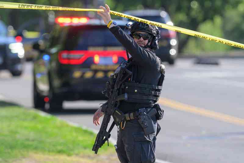 米ホワイトハウス近くで銃撃戦　大統領警護隊と武装した男性（毎日新聞） - Yahoo!ニュース